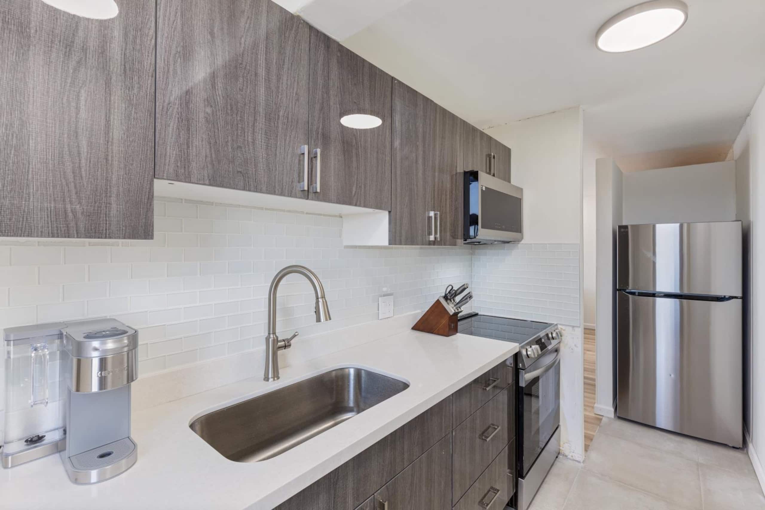 Condo in Honolulu · ★4.73 · 1 bedroom · 3 beds · 1 private bath - Image 8
