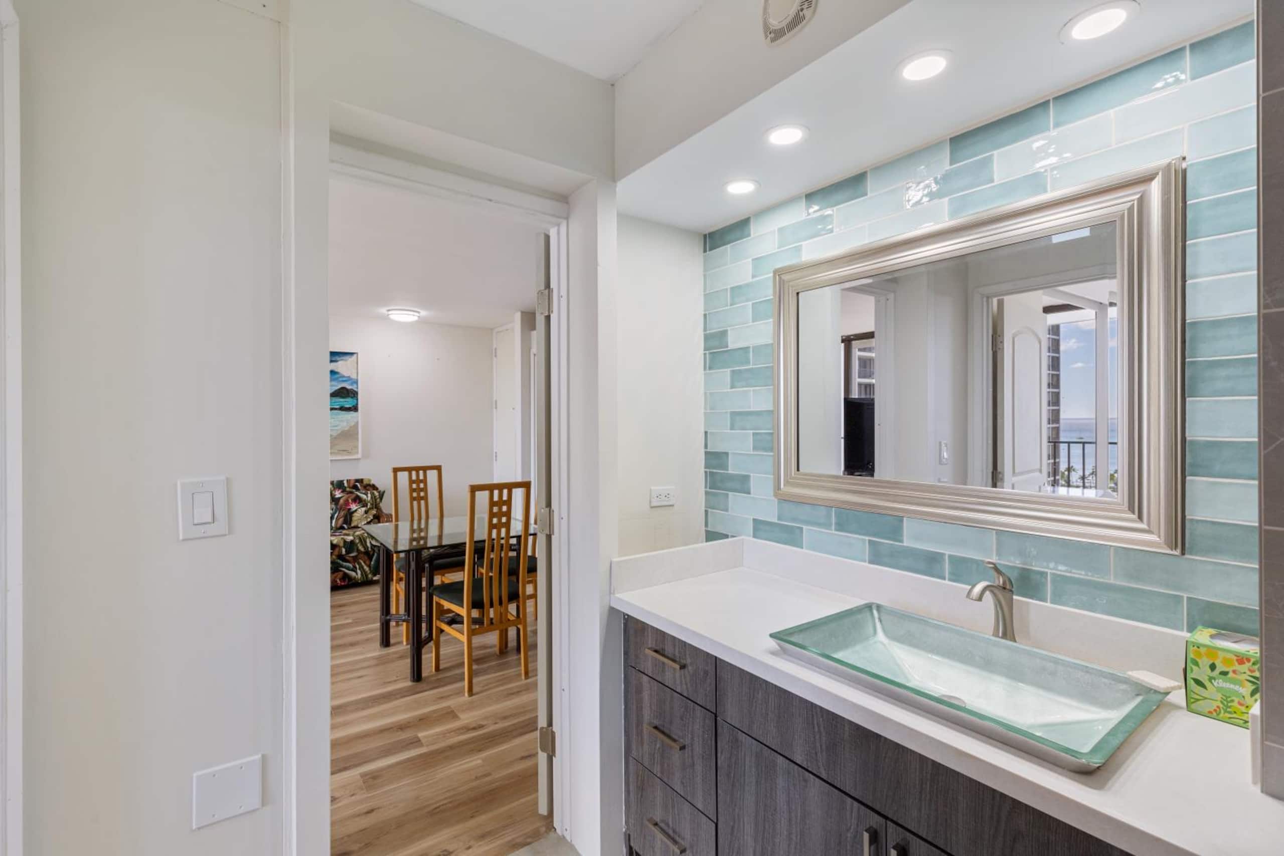 Condo in Honolulu · ★4.73 · 1 bedroom · 3 beds · 1 private bath - Image 14