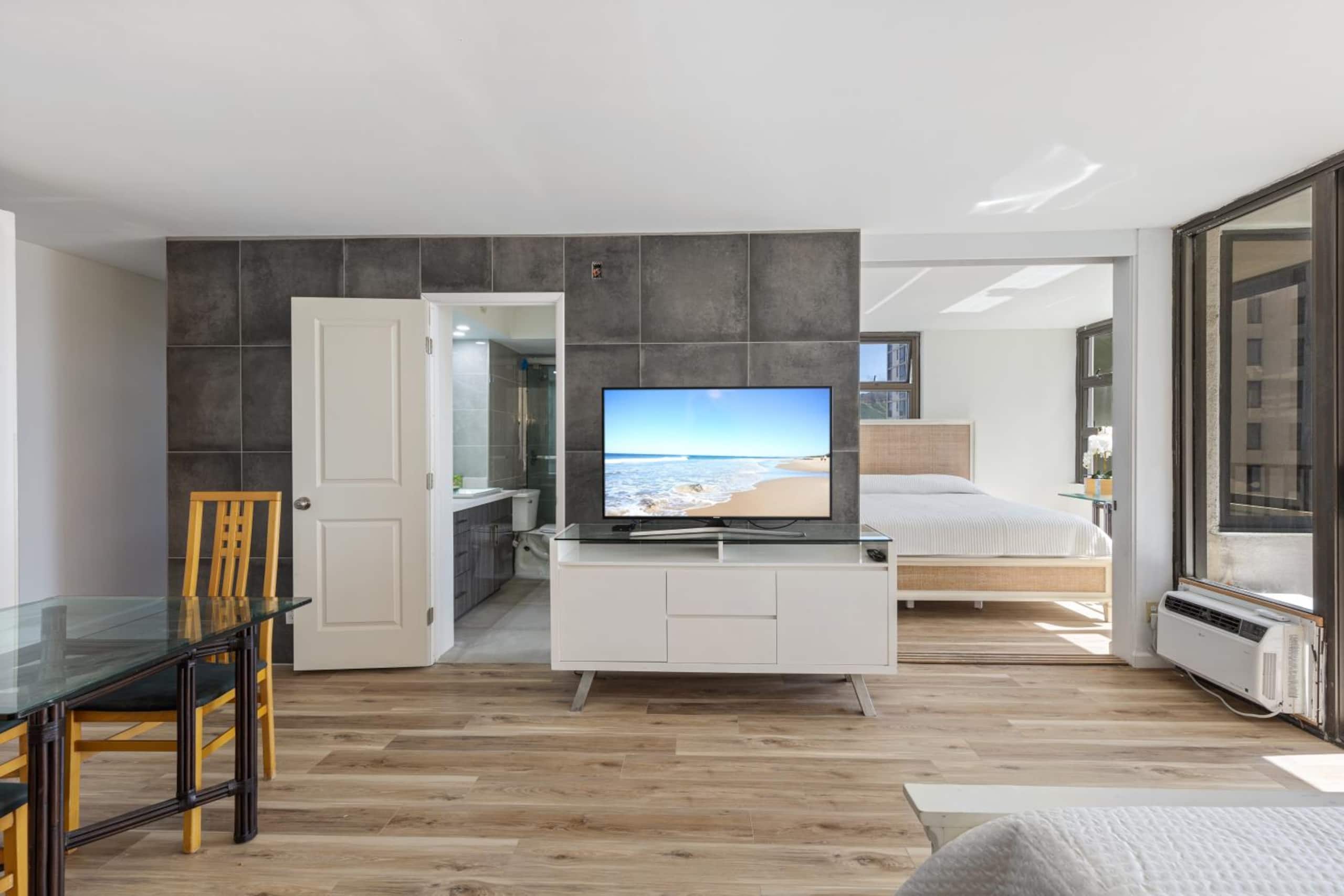 Condo in Honolulu · ★4.73 · 1 bedroom · 3 beds · 1 private bath - Image 5