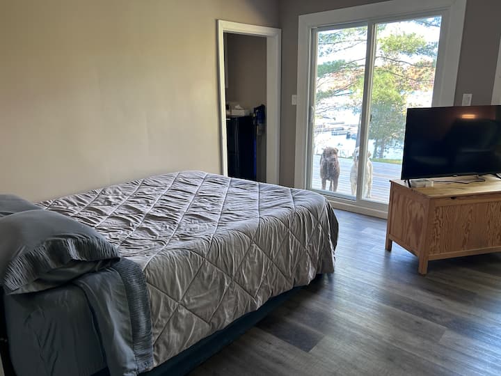 Krevat me ajër në dhomën e ndenjjes me zgjedhje