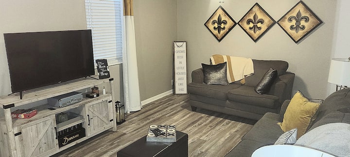 "Cozy Mustard Retreat: Entire Home, See You Soon!