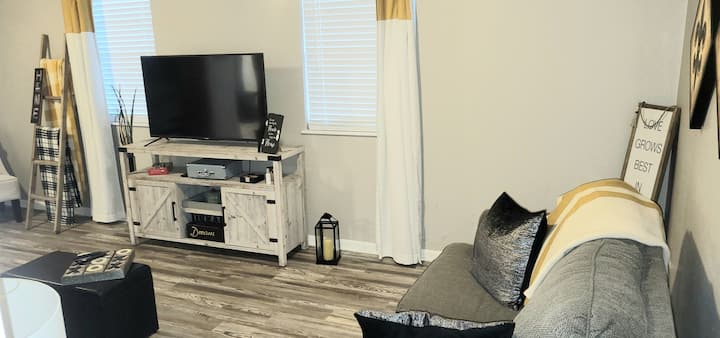 Ugodan, udoban i čist prostor s igrama, brzom Wi-Fi mrežom i televizorom sa svim aplikacijama za streaming.  Stavite deke na sve kauče kako biste se osjećali što ugodnije.  