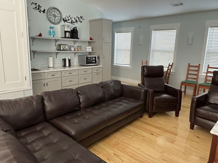 Priestor na posedenie s kuchynským kútom.