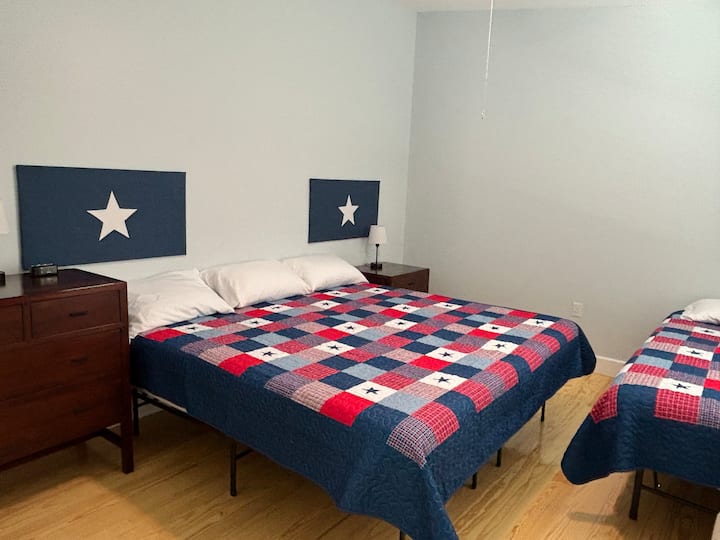 Patriotická spálňa pre 3 osoby s manželskou posteľou a 2 samostatnými lôžkami XL.
Na požiadanie je možné posteľ s veľkosťou King oddeliť na 2 samostatné veľké lôžka.