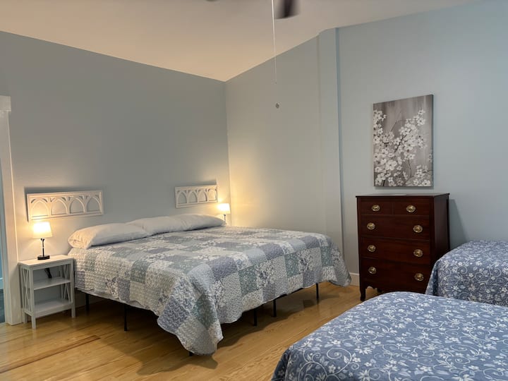 V severnej spálni sa vyspia 4 osoby v manželskej posteli a 2 v samostatných lôžkach XL.
Má vlastnú kúpeľňu.
Na požiadanie je možné posteľ s veľkosťou King oddeliť na 2 samostatné lôžka XL.