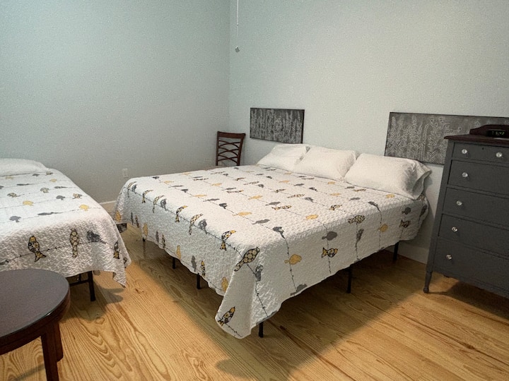 Vtáčia spálňa má 3 lôžka v manželskej posteli a 2 samostatné lôžka XL.
Na požiadanie je možné posteľ s veľkosťou King oddeliť na 2 samostatné lôžka XL.