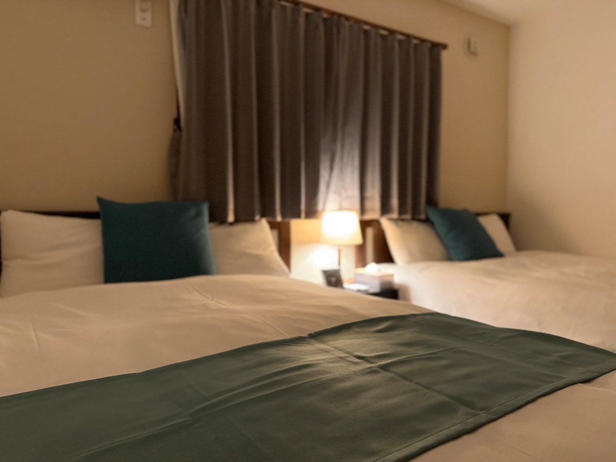 Dhomë e stilit perëndimor në katin e 2-të (në anën lindore)