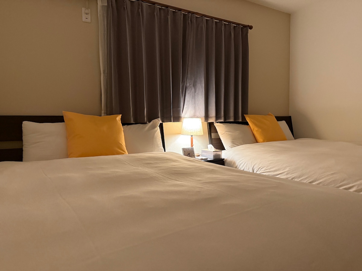 Dhomë e stilit perëndimor në katin e 2-të (ana perëndimore)