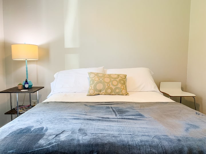 Chambre avec lit complet