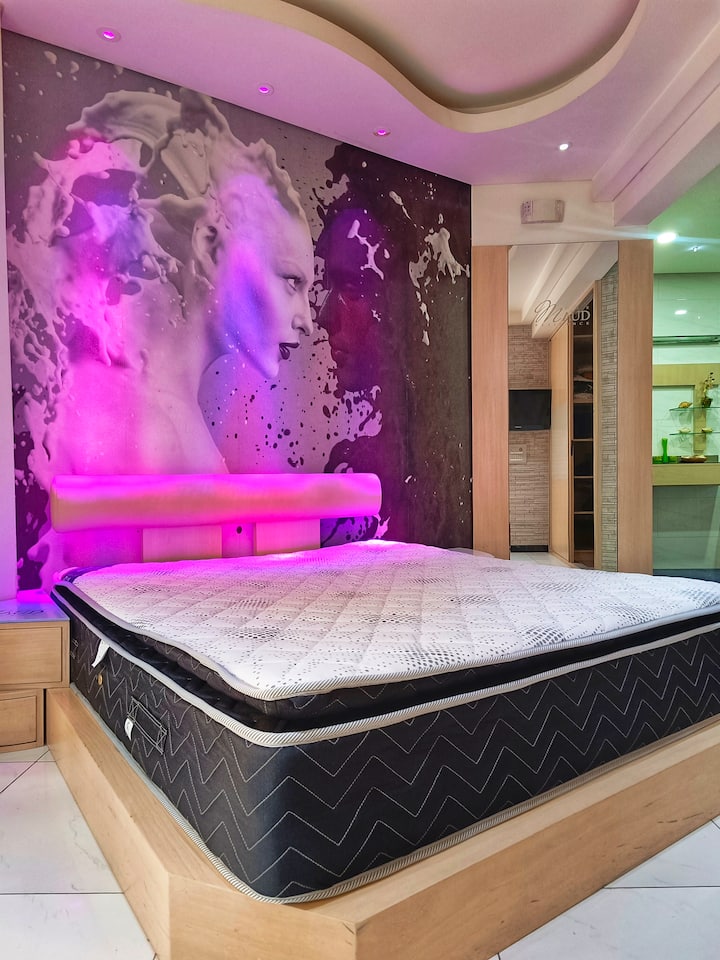 Nuevo colchón de cama en el Maud Residence para que nuestros huéspedes disfruten de una buena noche de sueño cómoda. Espuma viscoelástica plus.
bobinas individuales para un sueño perfecto más cómodo...