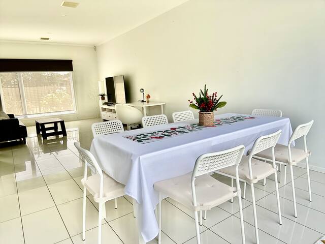 Cosy home in St Albans , Melbourne