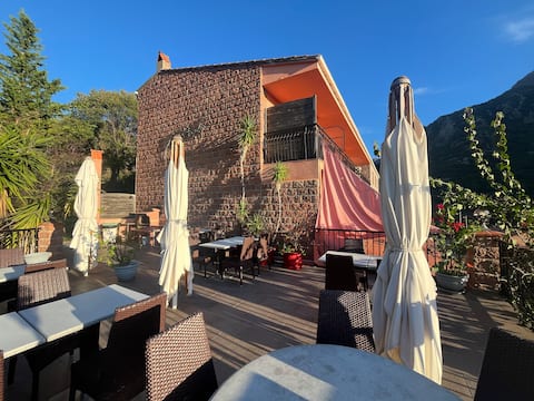 2 bedroom apartment 6 people in residence