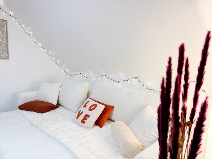 Kuklový a jemný nočný priestor.