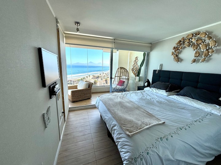 Amanece akiangalia bahari na kufurahia machweo wakati wa machweo 