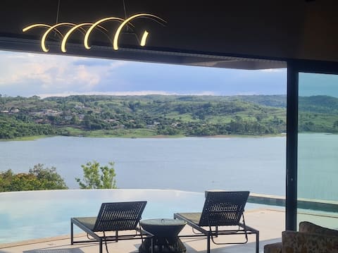 Sofisticação e vista exuberante para o Corumbá 4