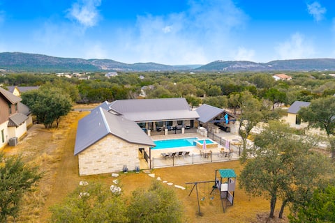 Near Frio~Hot Tub~Heated Pool~
18 Beds~ 6 Bedrooms