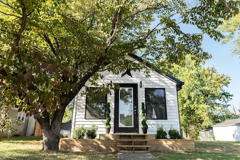 Cozy, Quaint, & Newly Renovated!