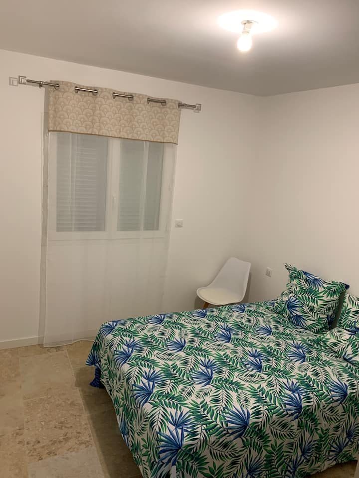 140 חדר שינה קווין עם טלוויזיה וחדר הלבשה 