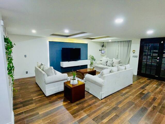 Casa Moderna con 4 Recámaras, Cerca del Aeropuerto gallery image 3