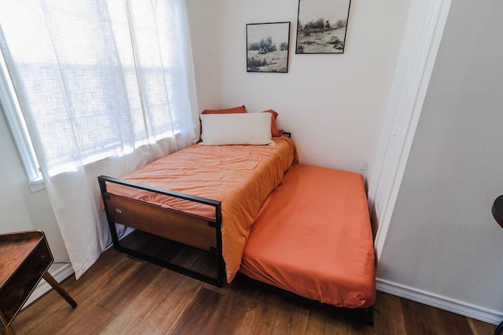 Ამ ოთახში, ასევე, არის გამოსაწევი ლეიბი საწოლის ქვემოთ. 