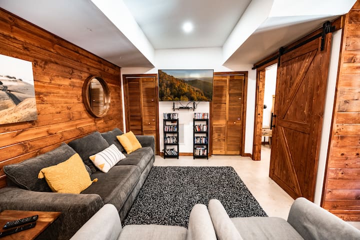 Ontspan in onze speelkamer in de kelder - slaapbank, smart-tv, dvd's en spelletjes - je gezellige gezinsverblijf na een dag Blue Ridge verkennen.