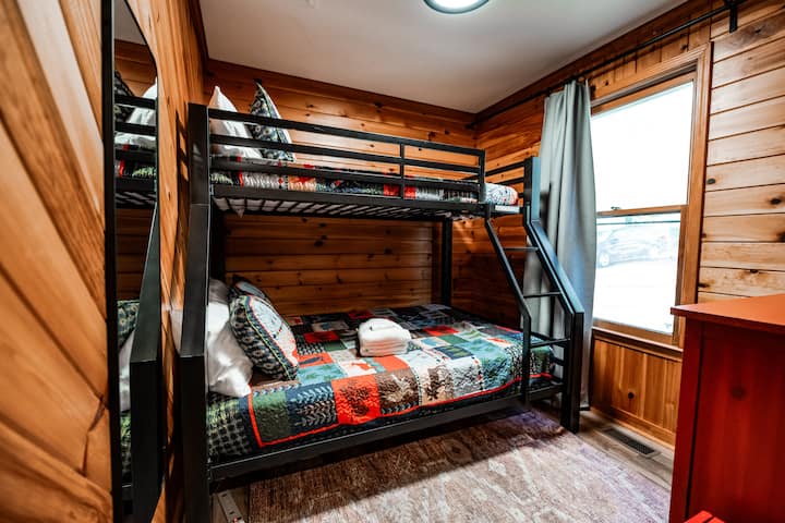 Stapelbedkamer voor avonturiers – Een leuke, gezellige ruimte voor kinderen of vrienden! ️️ 