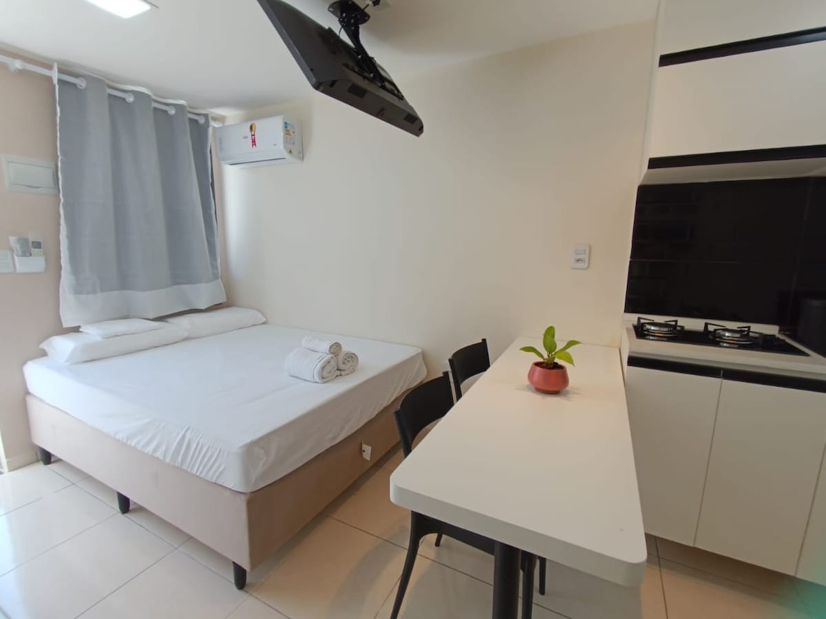 На снимката има двойно легло с матрак Ortobom D45, което осигурява комфорт. Леглото вече е оборудвано с спално бельо, включително меки възглавници и спално бельо. На тавана има 32-инчов LG Smart телевизор.