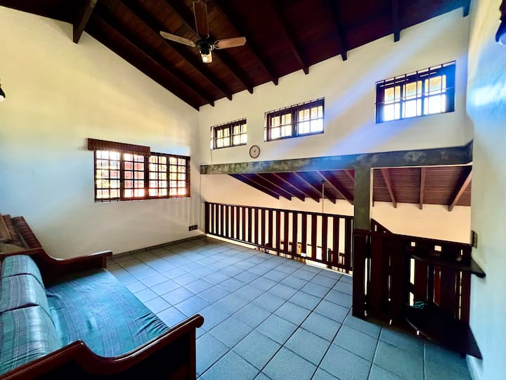 ソファーベッド、天井ファン、トイレ付きのメザニン。