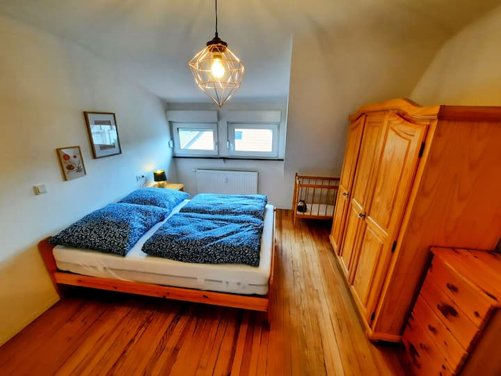 Krevet može primiti dvije osobe kako bi proveli ugodne sate.