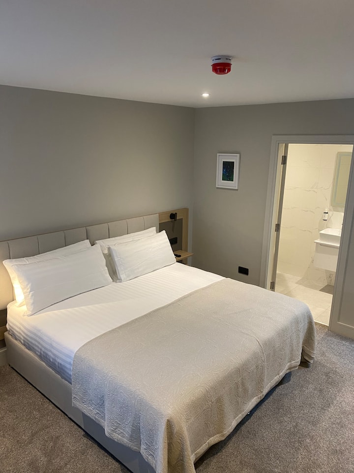 Vitanda vya kifahari , vyenye ubora wa hoteli futi 6, vitanda vya ukubwa wa super King.  Juu ya fanicha mbalimbali kupitia nje ya malazi haya.  
Mionekano kutoka kwenye kila chumba cha kulala cha vilele vya mlima, mapumziko. Eneo la mabaki kabisa, nyumba ya mwisho iliyo mbali na starehe za nyumbani na Faragha. 