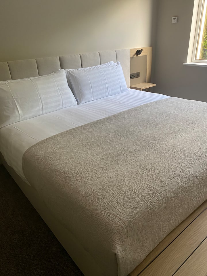 Vitanda vya kifahari , vyenye ubora wa hoteli futi 6, vitanda vya ukubwa wa super King.  Juu ya fanicha mbalimbali kupitia nje ya malazi haya.  
Mionekano kutoka kwenye kila chumba cha kulala cha vilele vya mlima, mapumziko. Eneo la mabaki kabisa, nyumba ya mwisho iliyo mbali na starehe za nyumbani na Faragha. 