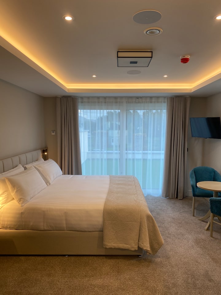 Vitanda vya kifahari , vyenye ubora wa hoteli futi 6, vitanda vya ukubwa wa super King.  Juu ya fanicha mbalimbali kupitia nje ya malazi haya.  
Mionekano kutoka kwenye kila chumba cha kulala cha vilele vya mlima, mapumziko. Eneo la mabaki kabisa, nyumba ya mwisho iliyo mbali na starehe za nyumbani na Faragha. 