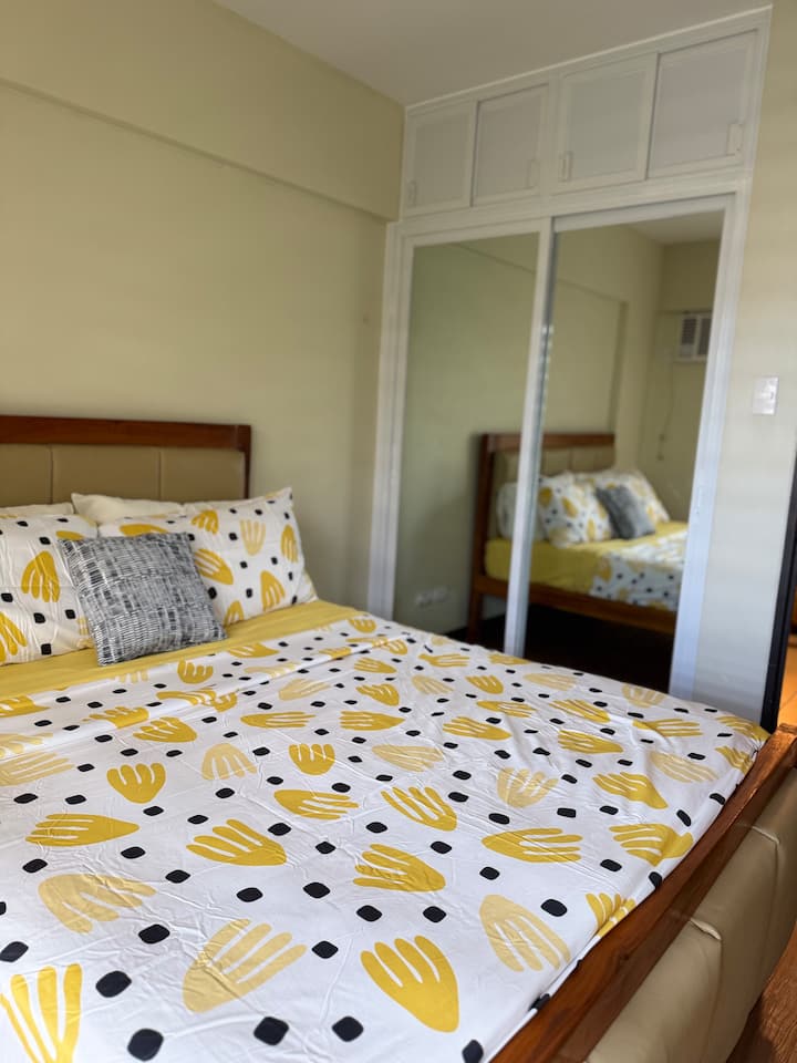 Queensize bed met kledingkast 