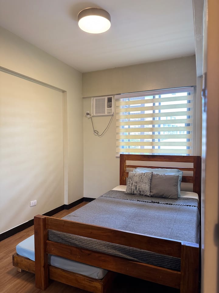 Tweepersoonsbed met uitschuifbaar eenpersoonsbed 