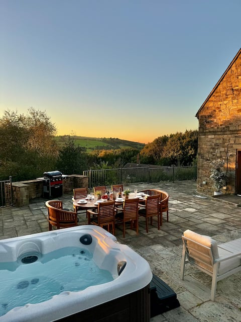 Stylish Stay - Panoramic Views /Hot Tub/EV charger