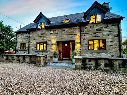 Cottage with panoramic Views /Hot Tub /EV charger