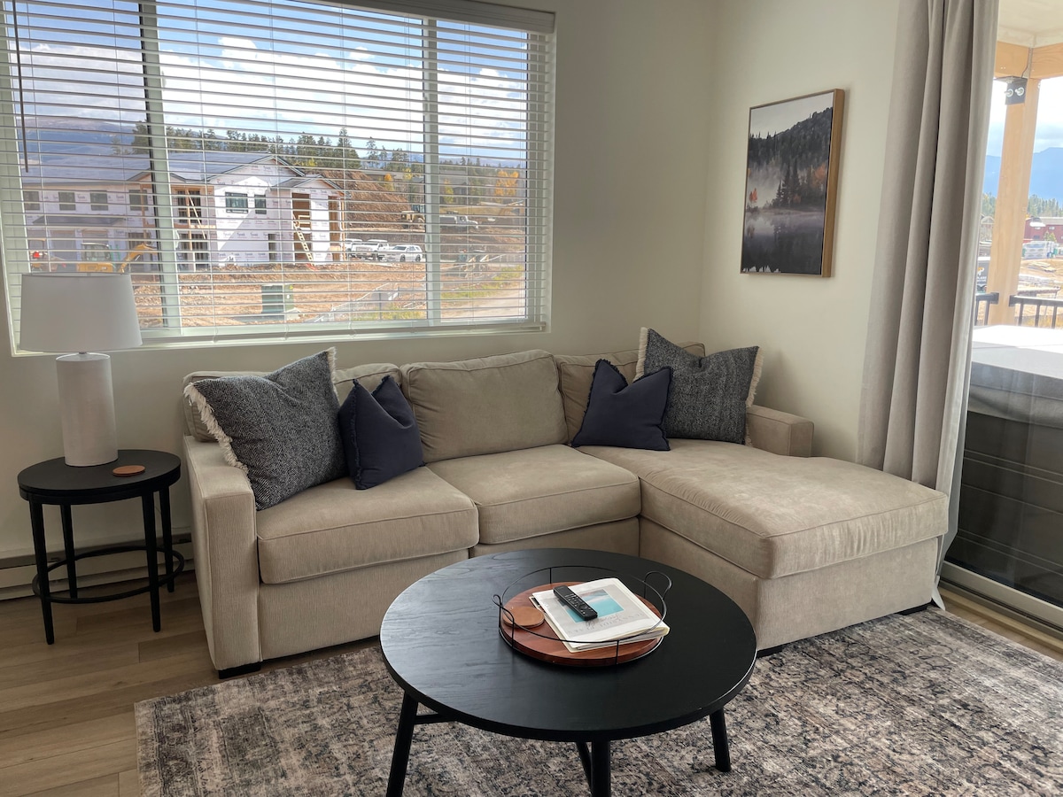 Successful Airbnb property: New Condo: Large Hot Tub & Views in Fraser