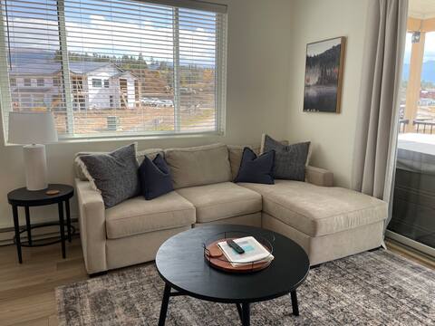 Successful Airbnb property: New Condo: Large Hot Tub & Views in Fraser