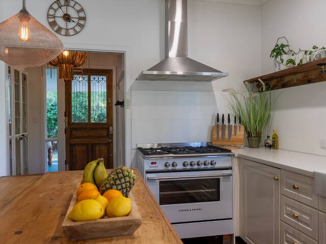 Other Side of the Moon Cottage. gallery image 4