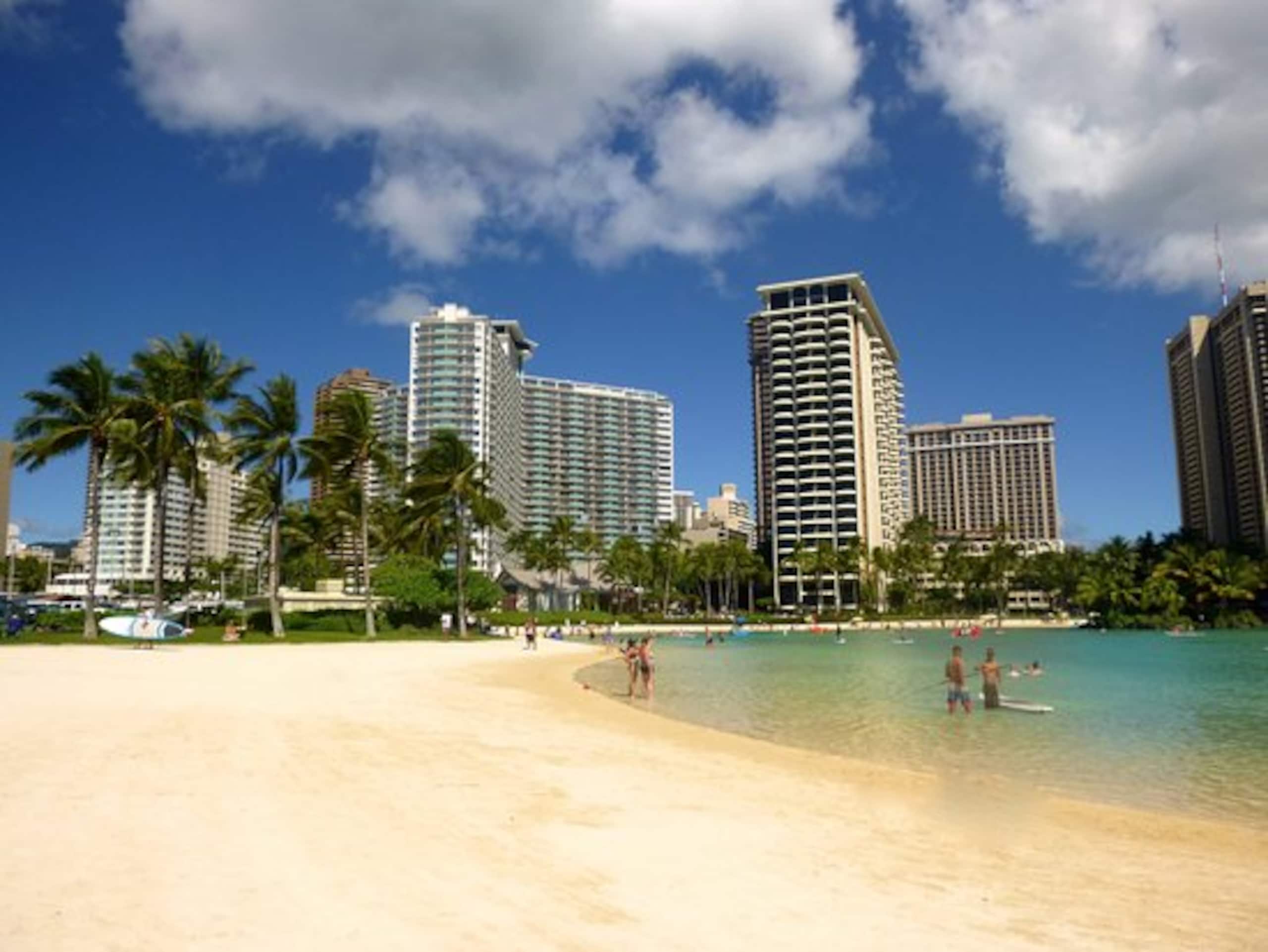 Condo in Honolulu · ★4.84 · 1 bedroom · 3 beds · 1 private bath - Image 31