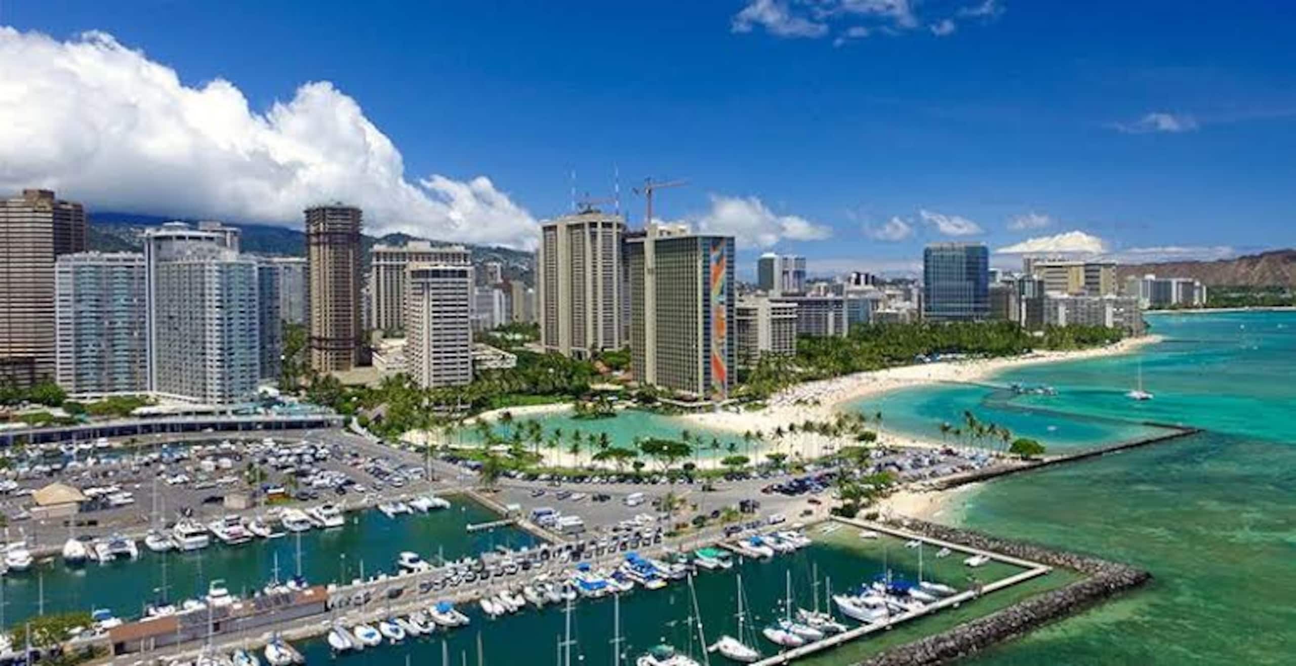 Condo in Honolulu · ★4.84 · 1 bedroom · 3 beds · 1 private bath - Image 33