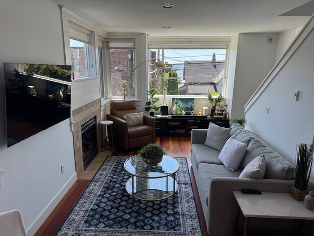 Stunning Seattle Escape -Rooftop view Space Needle gallery image 2