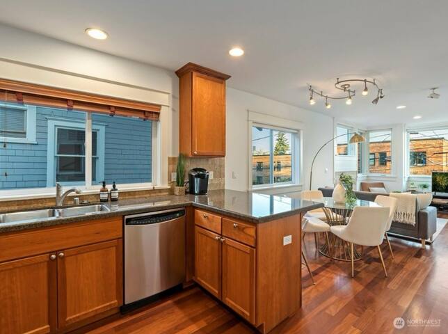 Stunning Seattle Escape -Rooftop view Space Needle gallery image 5