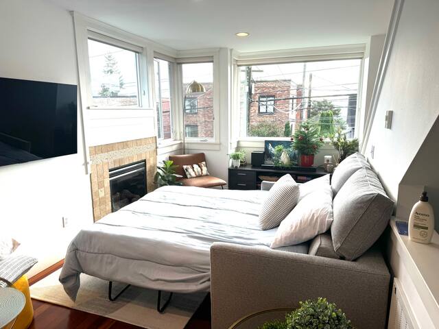 Stunning Seattle Escape -Rooftop view Space Needle gallery image 4