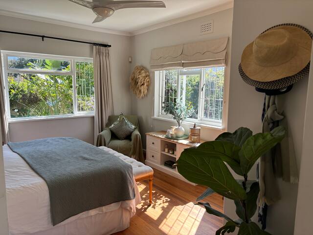 Sunny Suburban Retreat gallery image 5