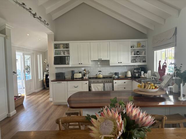 Sunny Suburban Retreat gallery image 3