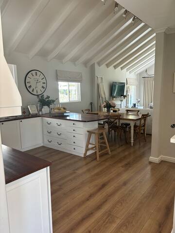 Sunny Suburban Retreat gallery image 4