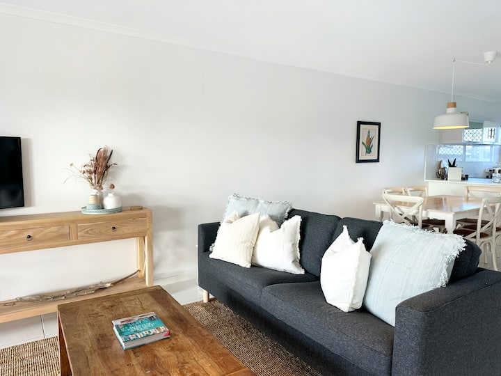 Waterfront Magic: Canal Views, Stroll To Sand - Mooloolaba