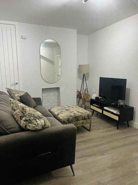 Popular Airbnb listing: Bright & Modern Belfast House, Heart of Lisburn Rd in Windsor