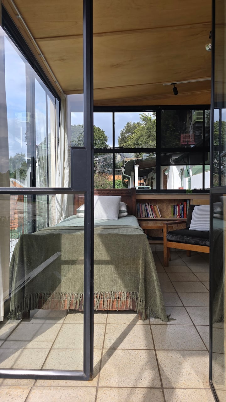 Arrivée du côté ouest du chalet. Espace salon avec un lit simple de rechange, pour faire la sieste de jour ou si vous avez un voyageur. 